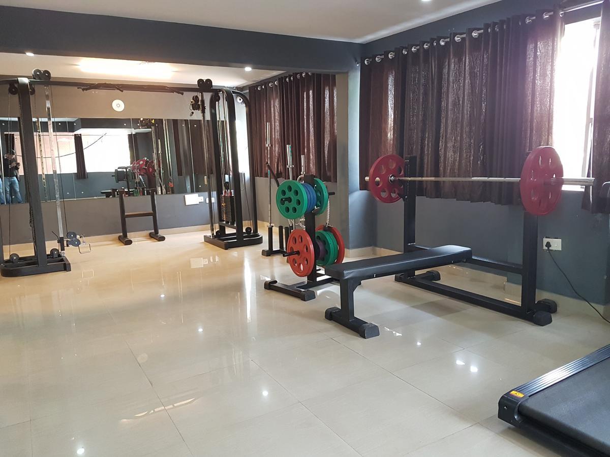 The Royal Crown Hotel Gurgaon Buitenkant foto