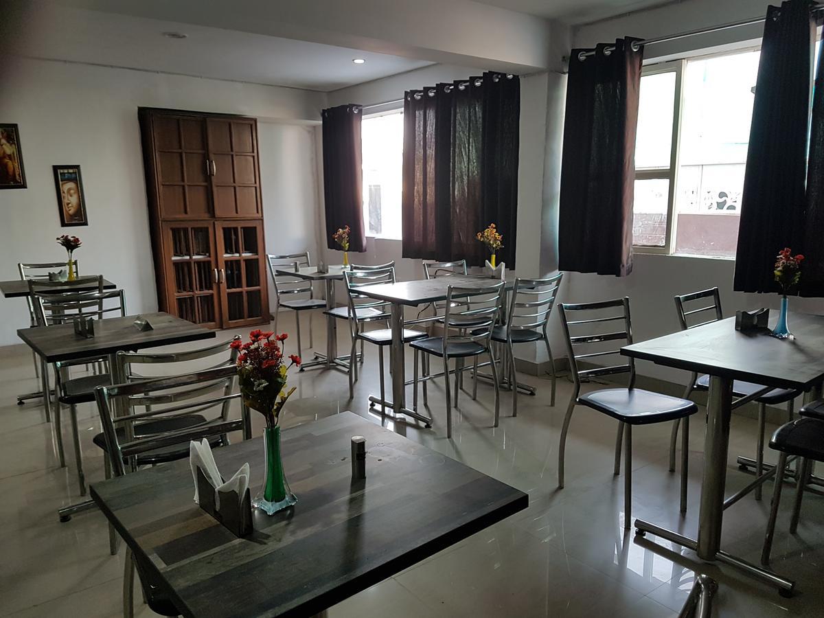The Royal Crown Hotel Gurgaon Buitenkant foto